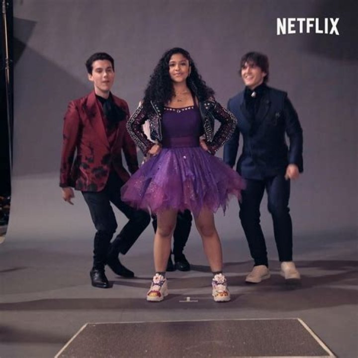 ‘Julie & The Phantoms’ Cast Dazzle In ‘Edge Of Great’ Video Teaser – Hollywood Life