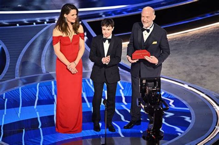 ‘Juno’ Stars Jennifer Garner & Elliot Page Reunite At 2022 Oscars – Hollywood Life
