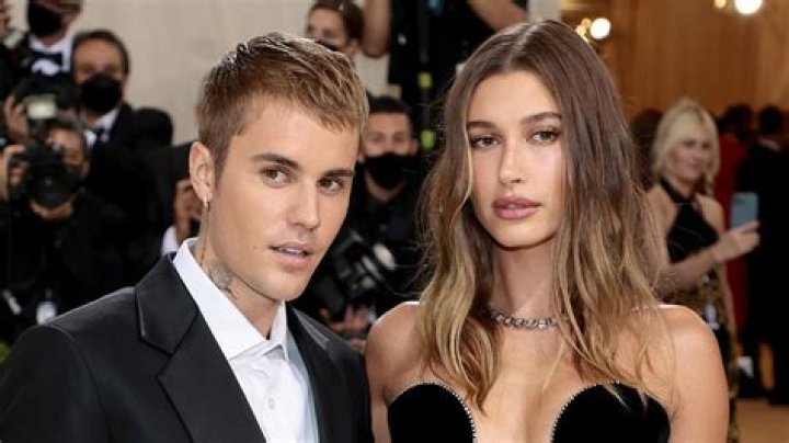 Justin Bieber's 'Mistletoe' Girlfriend Revealed! – Hollywood Life