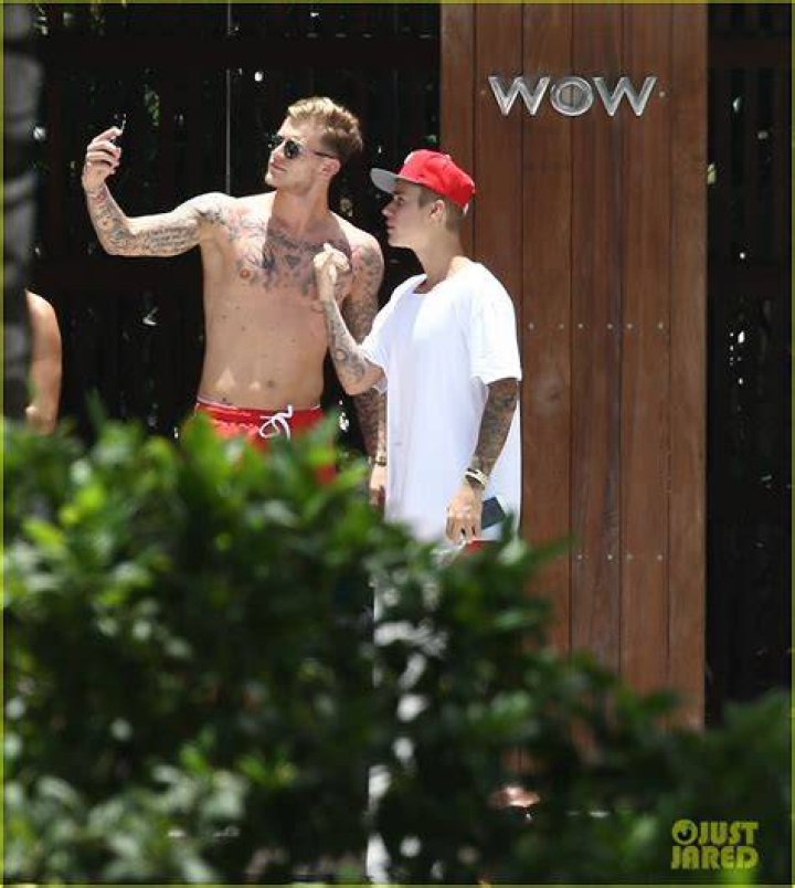 Justin Bieber & Hailey Baldwin Cozy Up After Romantic Dinner & 6 More Times They’ve Had Hot Date Nights