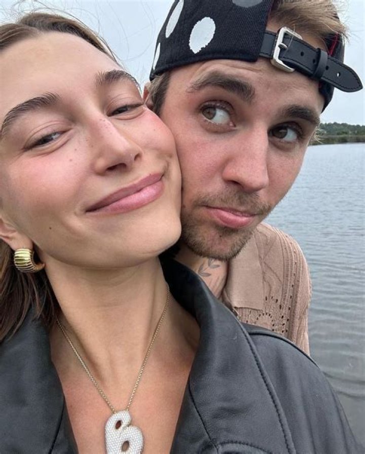 Justin Bieber & Hailey Baldwin Kiss On Beach In Turks & Caicos – Hollywood Life
