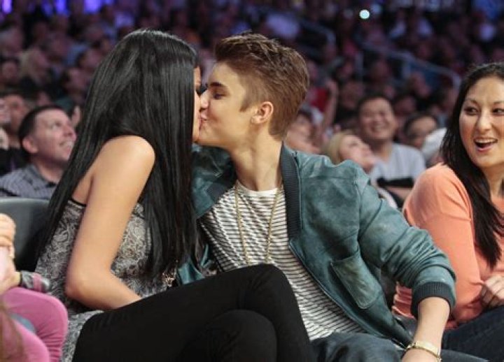 Justin Bieber & Selena Gomez Kissing!
