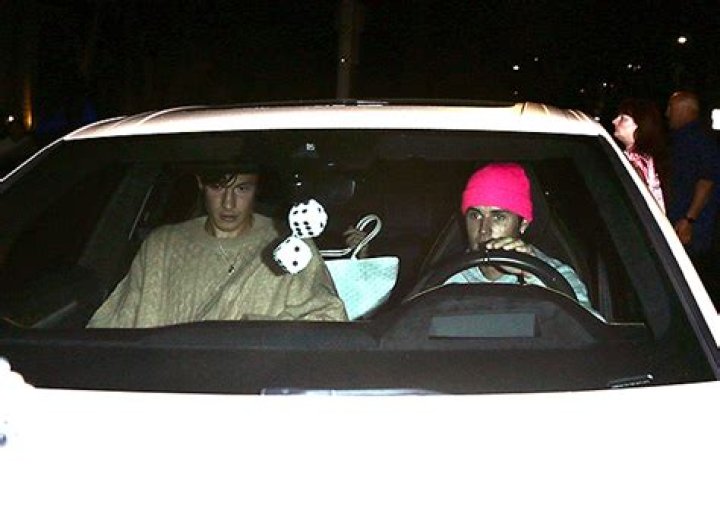 Justin Bieber & Shawn Mendes Hang Out In Beverly Hills: Photo – Hollywood Life
