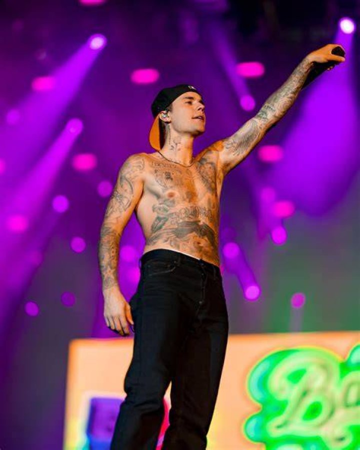Justin Bieber Shows Off Abs & Tattoos While Working Out Shirtless