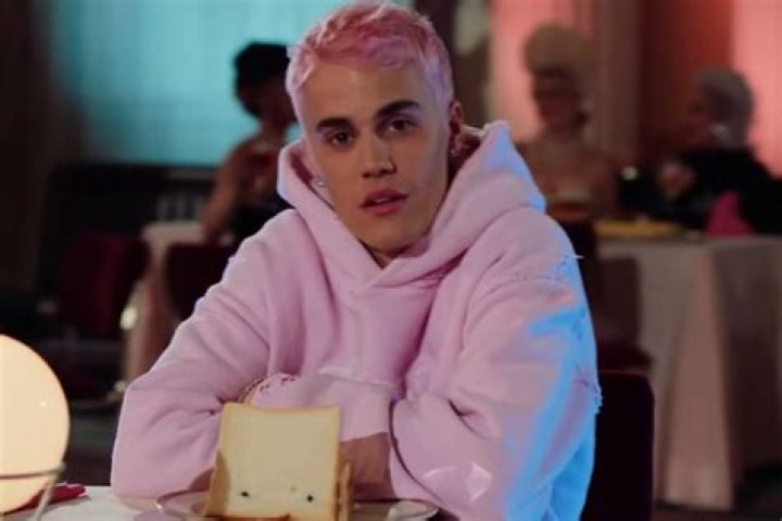 Justin Bieber Shows Off His Pink Hair In ‘Yummy’ Music Video & Fans Go Wild – Watch