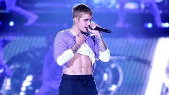 Justin Bieber Sings ‘Overboard’ & Other Hit Songs On Livestream – Hollywood Life