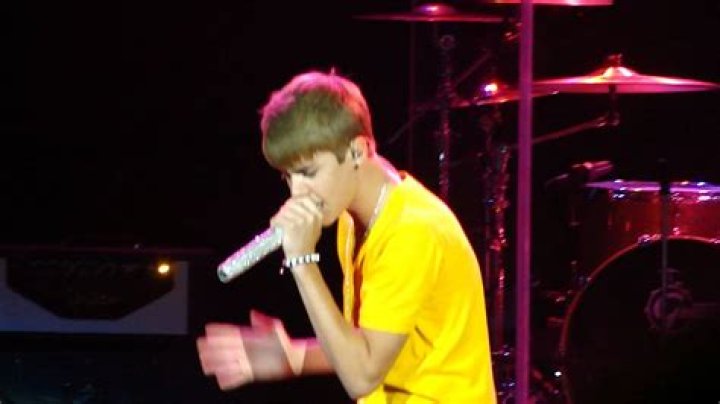 Justin Bieber Surprises Fans At Virtual Concert & Sounds Amazing Singing ‘As Long As You Love Me’ Live