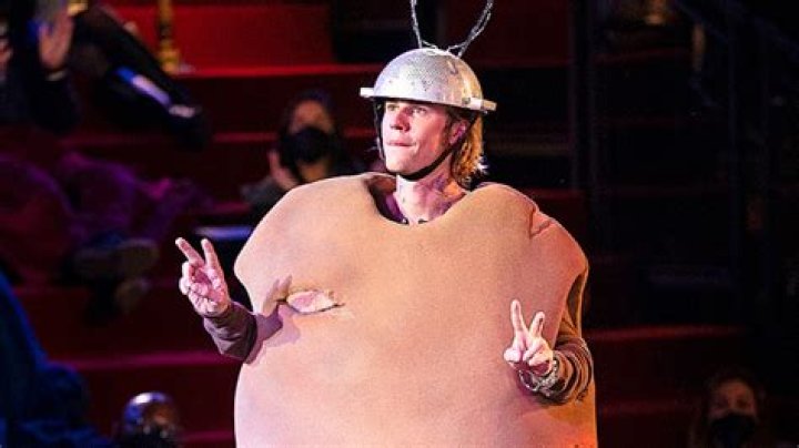 Justin Bieber Works Potato Costume As ‘Spudnik’ On ‘Friends’ Reunion – Hollywood Life