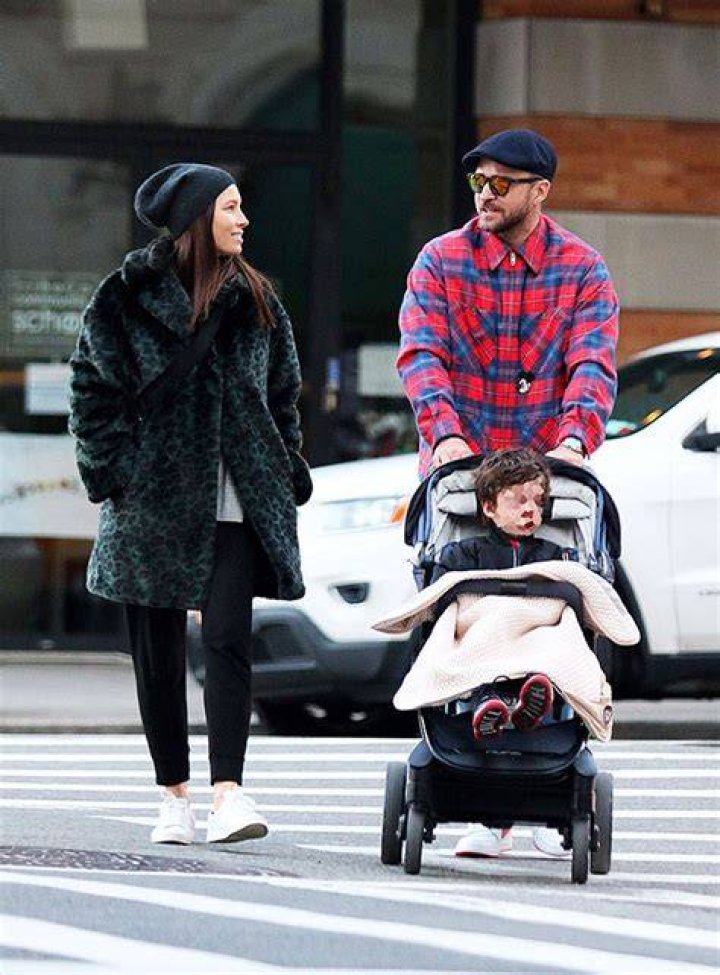 Justin Timberlake, Jessica Biel & Son Silas Step Out For Family Date – Hollywood Life
