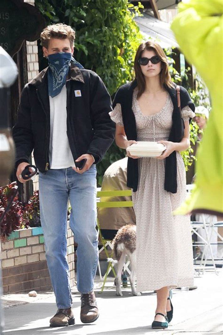 Kaia Garber & Austin Butler Reunite For Lunch Date — New PDA Photos – Hollywood Life