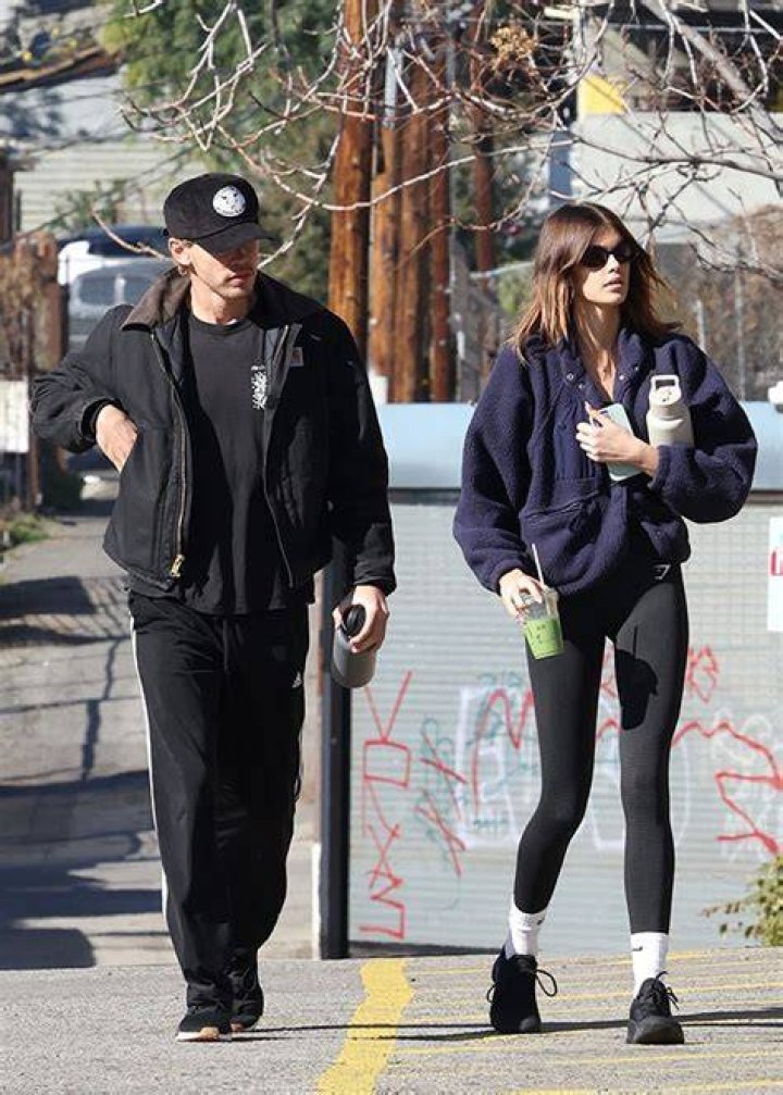 Kaia Gerber & Austin Butler Out Together Ahead Of Holidays: Photos – Hollywood Life