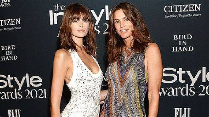 Kaia Gerber Is Mom Cindy Crawford’s Twin In American Flag Sweater – Hollywood Life