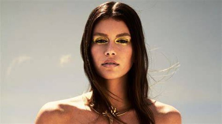 Kaia Gerber’s Gold Metal Bra For ‘W’ Magazine: Photos – Hollywood Life