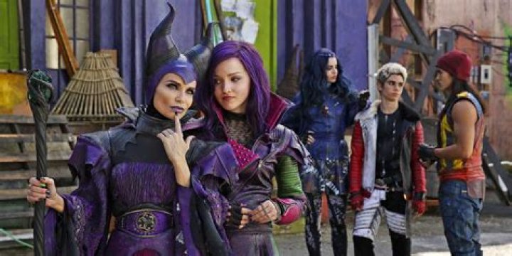 Kara Saun Talks Mal & Evie In Sequel – Hollywood Life