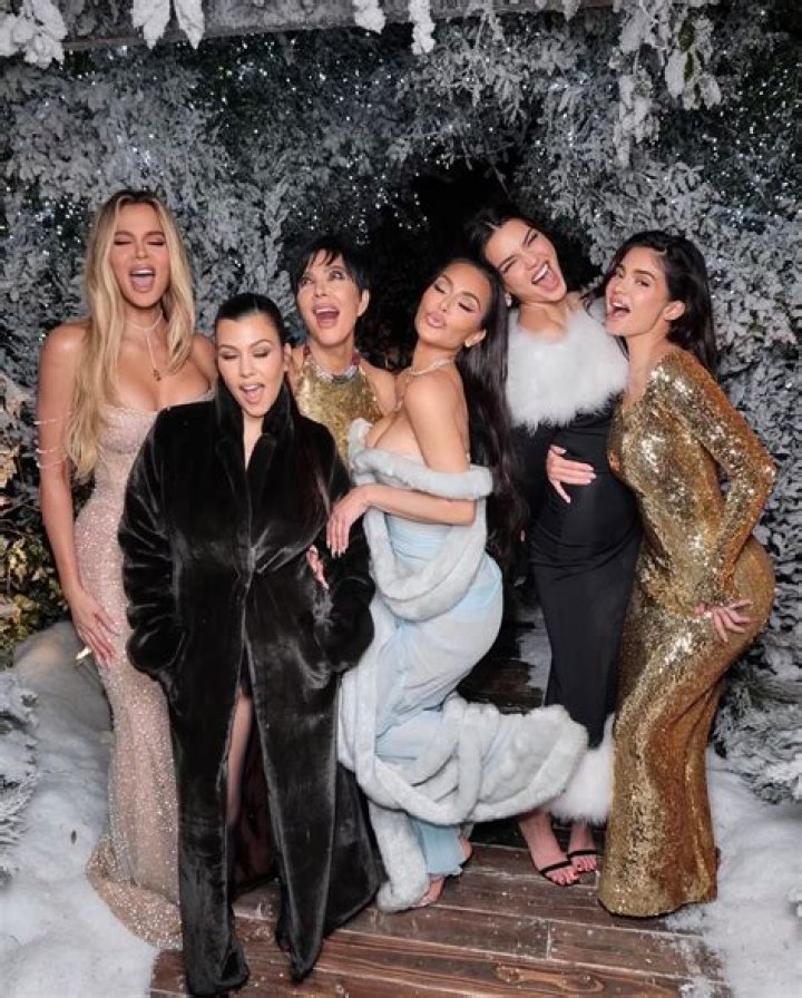 Kardashian & Jenner Sisters Celebrating Christmas Eve 2020: Photos – Hollywood Life