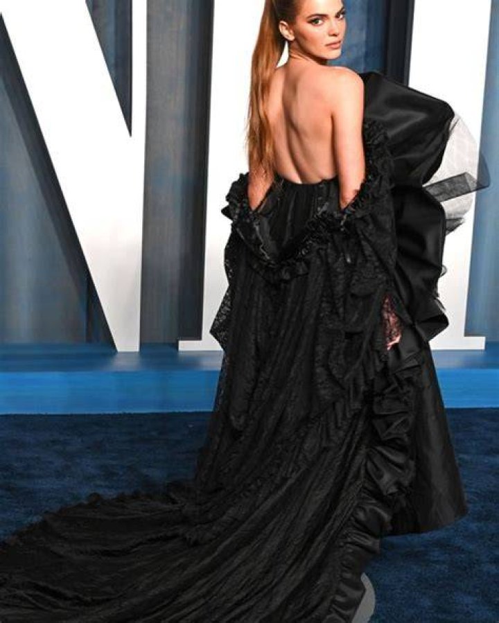 KarJenners In Backless Outfits: See Kendall & More