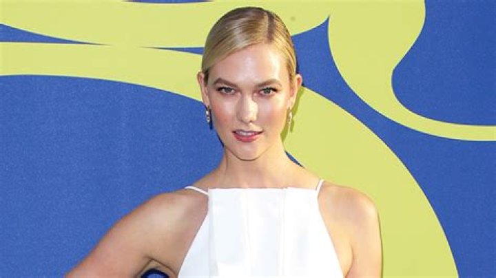 Karlie Kloss’s Makeup Artist Reveals How You Can Do This Look For A Gorgeous Selfie While Stuck Indoors