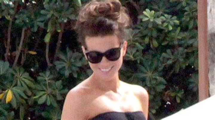 Kate Beckinsale Rocks Strapless Bikini & Heels In Throwback Vid: Watch – Hollywood Life
