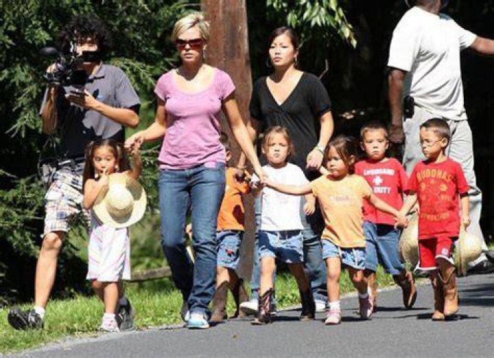 Kate Gosselin Spanks Kids, Claims Robert Hoffman’s Explosive Tell-All – Hollywood Life