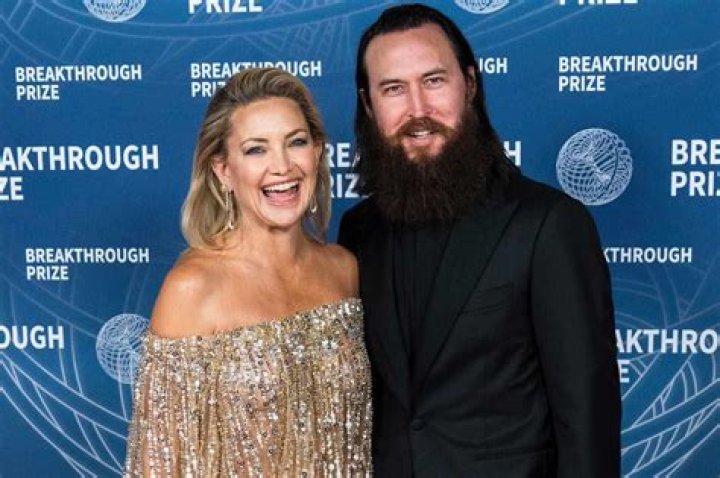 Kate Hudson Makes Out With Fiancé Danny Fujikawa In NYC — Sweet Photo