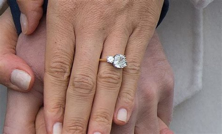 Kate Hudson’s Engagement Ring: See A Close-Up Of Her New Diamond Ring At Met Gala