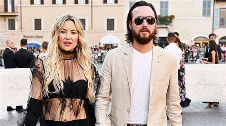 Kate Hudson Shares Winter Stroll With Fiancé Danny Fujikawa: Photo – Hollywood Life