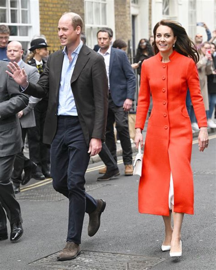 Kate Middleton Wears Red Coat On Pub Trip Ahead Of Charles’ Coronation – Hollywood Life