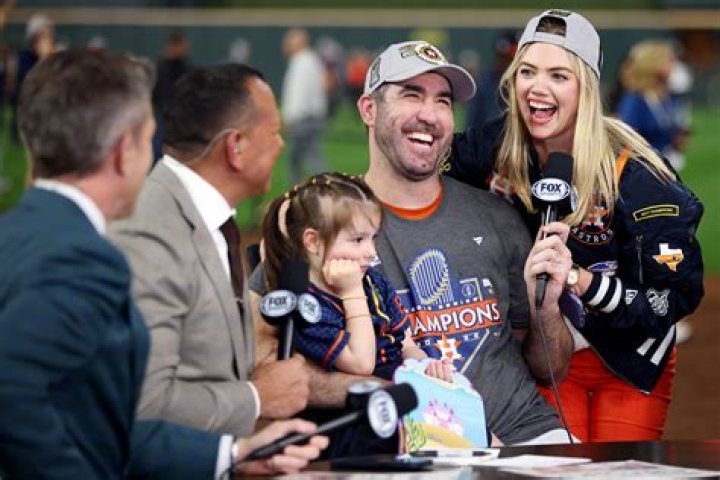 Kate Upton & Justin Verlander Celebrate Astros’ World Series Win With A Sweet Kiss — Cute Pics