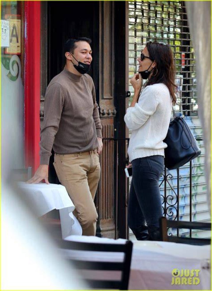 Katie Holmes, 41, Makes Out With Emilio Vitolo Jr., 33, As They Match In White For Date Night — Pics