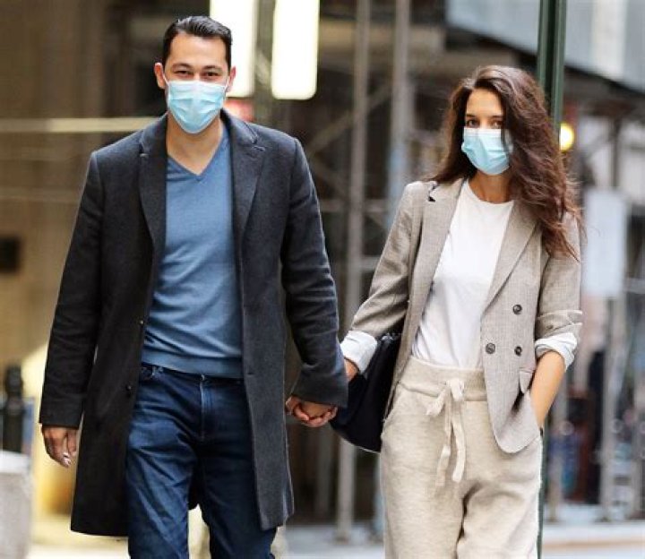Katie Holmes & Boyfriend Emilio Vitolo Jr. Hold Hands As They Embrace NYC’s Brisk Fall Weather — Pic