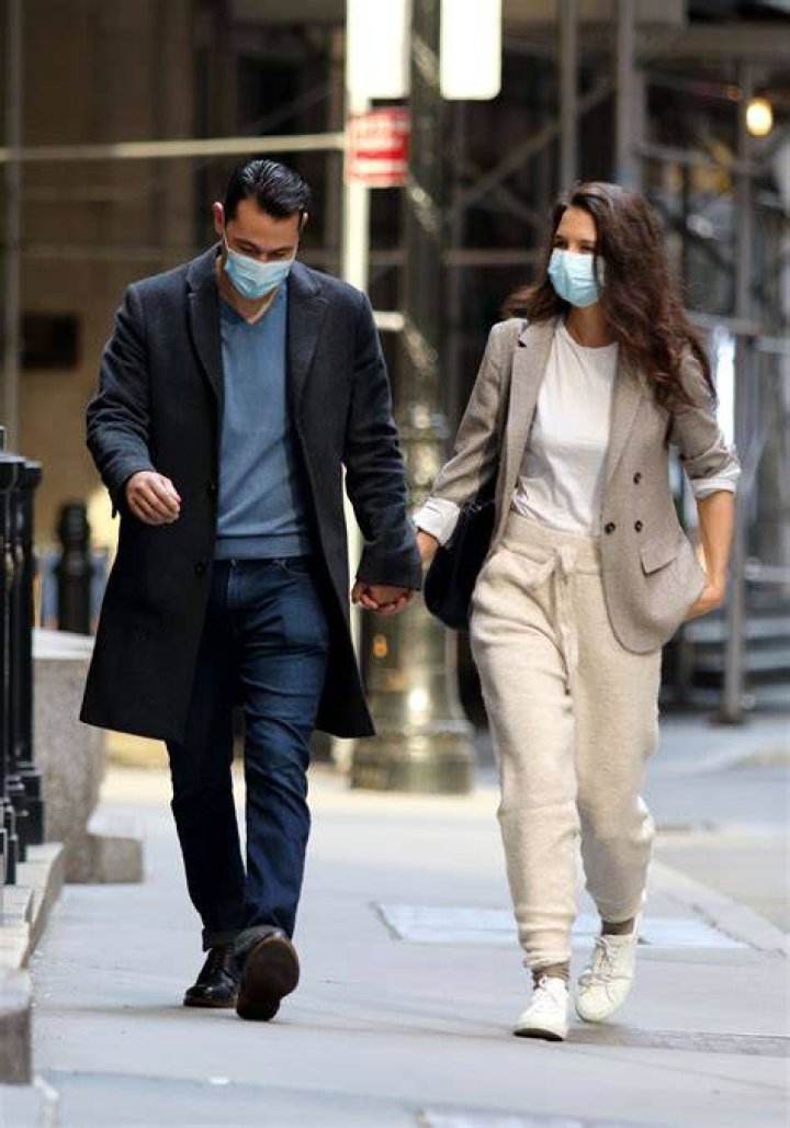 Katie Holmes Steps Out In Sweats After Major PDA Moments With New BF Emilio Vitolo Jr. — Pic