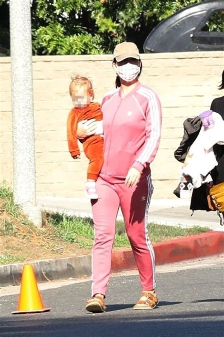 Katy Perry Cradles Daisy While Shopping In Beverly Hills: Photos – Hollywood Life