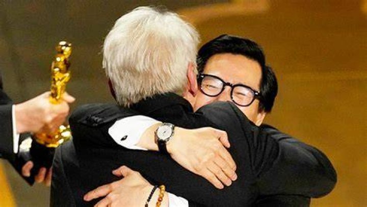Ke Huy Quan Hugs Harrison Ford At Oscars 2023: Video – Hollywood Life