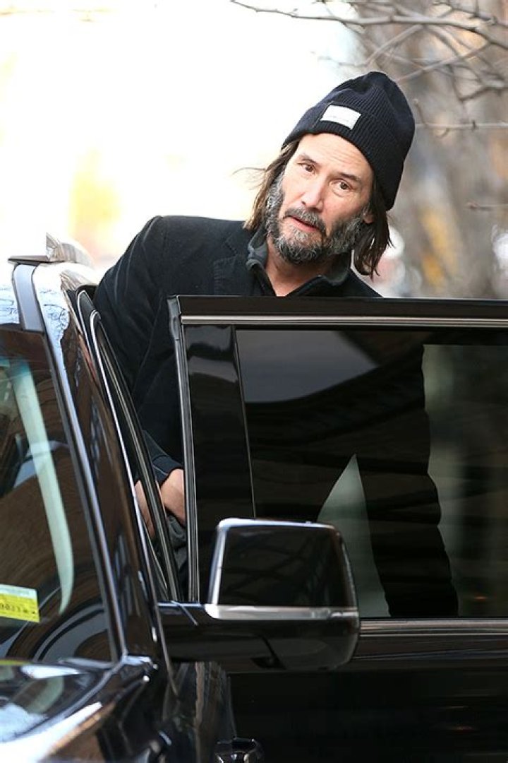 Keanu Reeves Rocks All-Black Outfit With Beanie In NYC: Photos – Hollywood Life