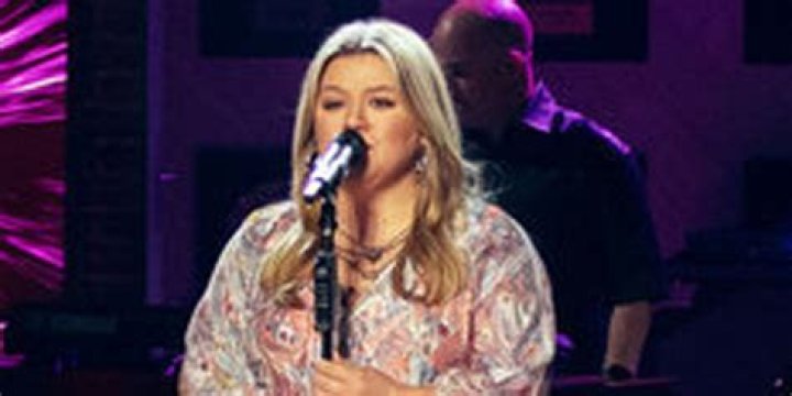 Kelly Clarkson Covers ‘Womanizer’ After Britney Spears Called Her Out For Old Interview