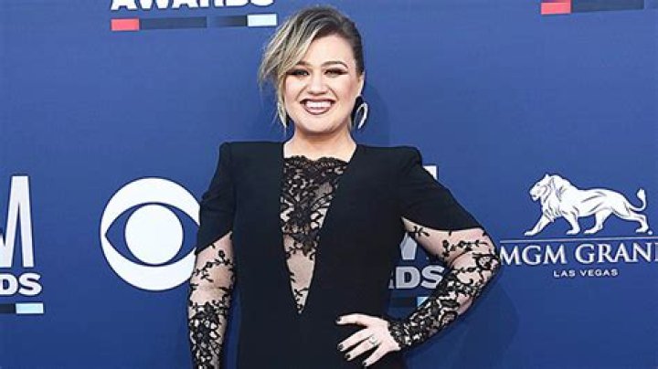 Kelly Clarkson’s Dress At ACM Awards 2019 Is A Hot Little Black Dress – Hollywood Life
