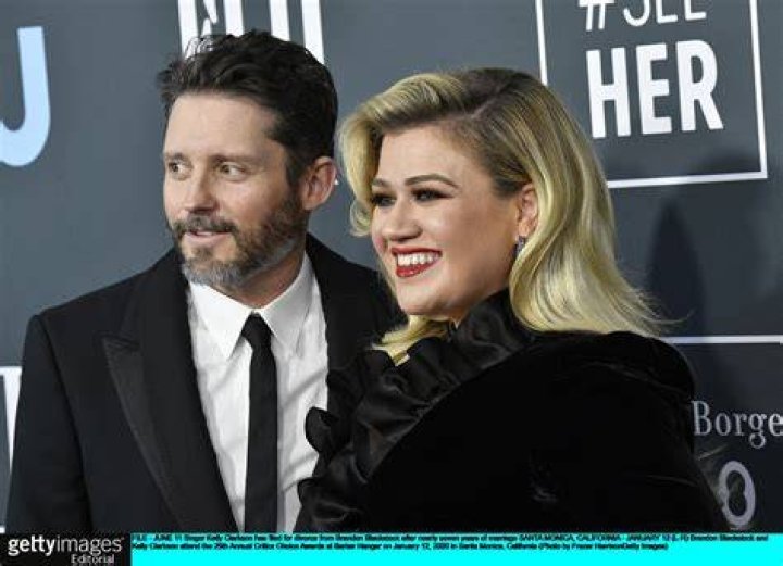 Kelly Clarkson Steps Out In 1st Appearance Since Filing For Divorce From Husband Brandon