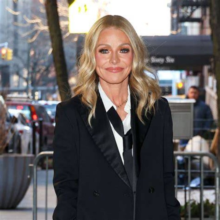 Kelly Ripa Admits She’s Actually Wearing Her Nightgown On ‘Live’, Just Hidden By A Beach Coverup