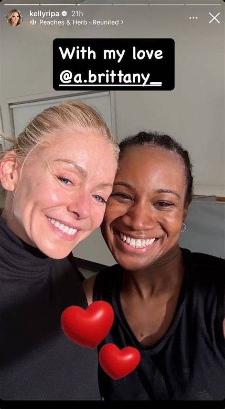 Kelly Ripa Makeup-Free Selfie With Mark Consuelos – Photo – Hollywood Life