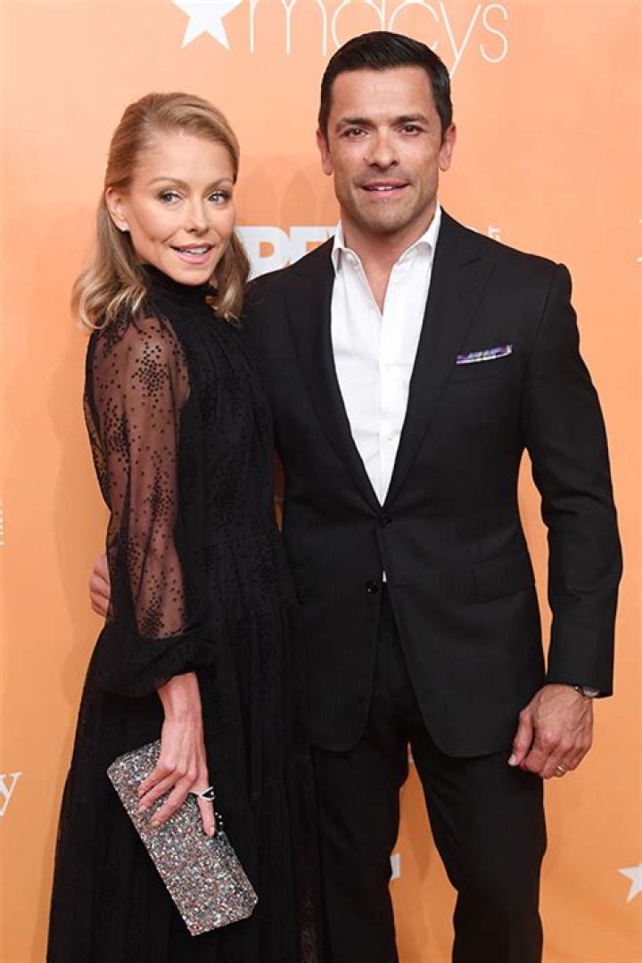 Kelly Ripa & Mark Consuelos Talk About Friend’s Spicy Pepper Incident – Hollywood Life