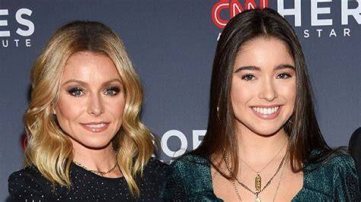 Kelly Ripa’s Daughter Lola Consuelos, 17, Stuns In Emerald Green Dress For High School Prom