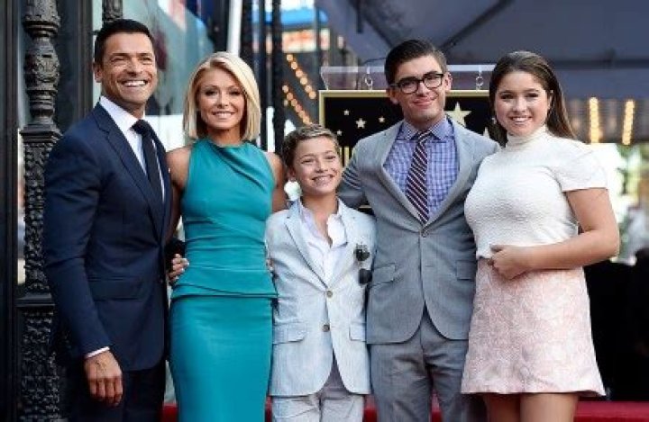 Kelly Ripa’s Kids Michael, Lola & Joaquin Pose For Vacation Photo – Hollywood Life