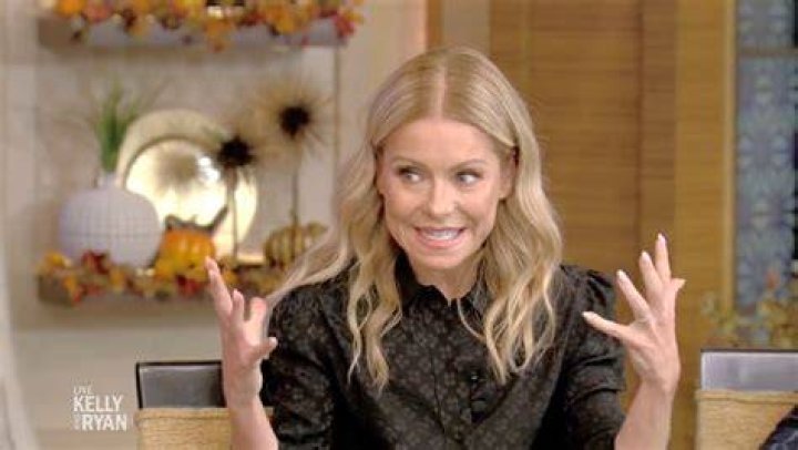 Kelly Ripa Shows Off Her Dance Moves & Does The Splits In New Video – Hollywood Life