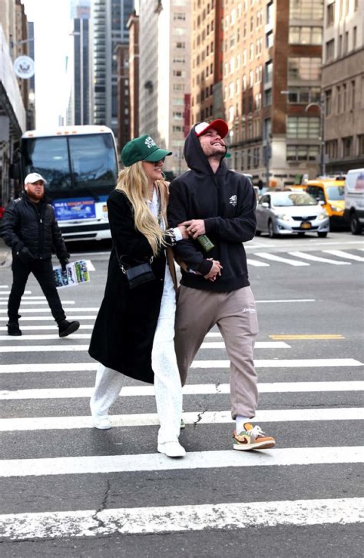 Kelsea Ballerini & Chase Stokes Hold Hands In New York: Photos – Hollywood Life