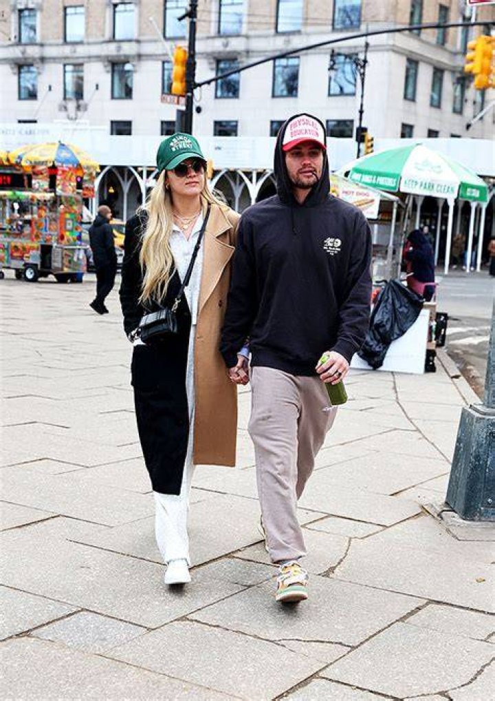 Kelsea Ballerini & Chase Stokes Hold Hands In NYC – Hollywood Life