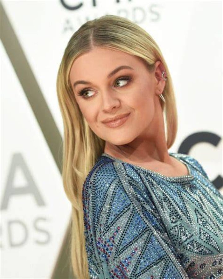 Kelsea Ballerini Reveals Eating Disorder In Poetry Book – Hollywood Life