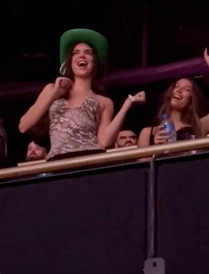 Kendall Jenner & Cara Delevingne Dance To Ex Harry Styles At 1D’s Concert — Watch