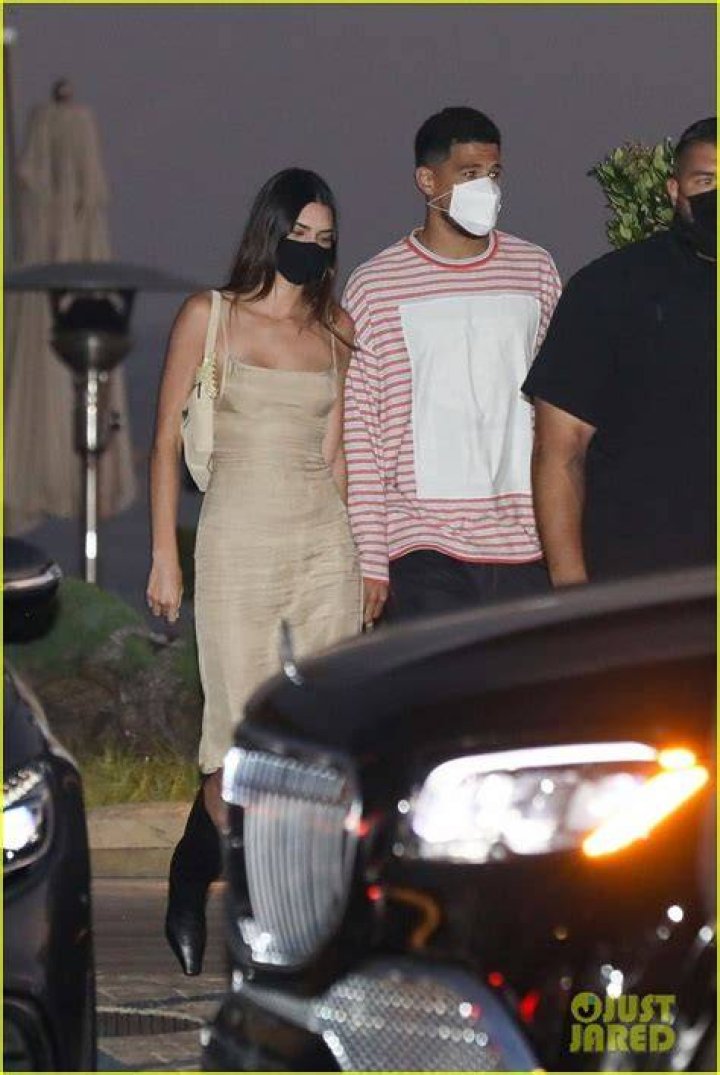 Kendall Jenner & Devin Booker Hold Hands After Date Night At Nobu – Hollywood Life