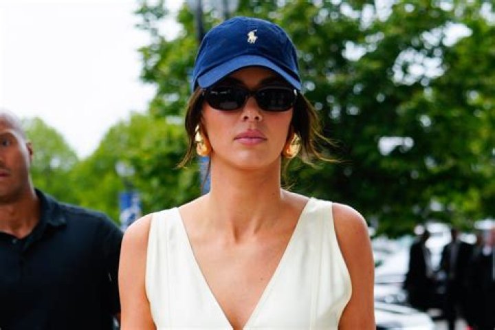 Kendall Jenner In Baseball Cap Sunbathing Without Swimsuit: Photo – Hollywood Life