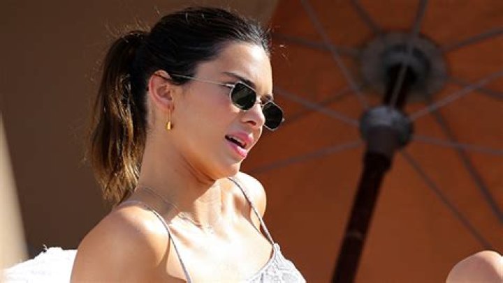 Kendall Jenner Meditates In A Bikini On 27th Birthday: Photos – Hollywood Life